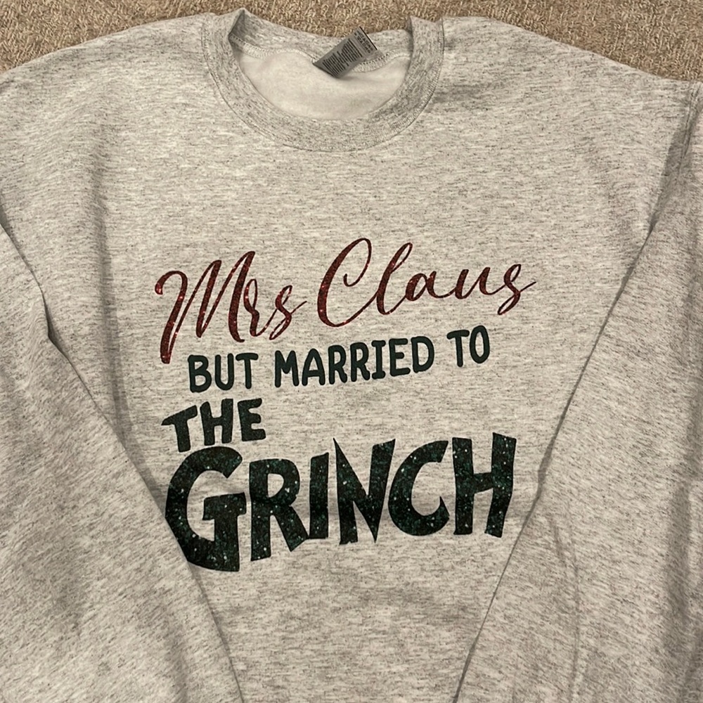 Women’s medium Gildan sweatshirt.